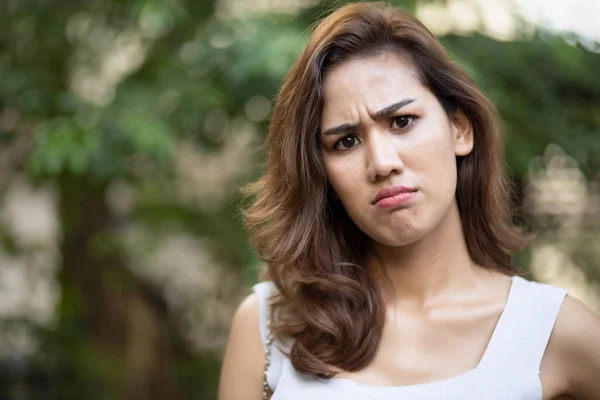 Wanita Yang Mengerutkan Kening Memberikan Isyarat Penolakan Jempol — Stok Foto