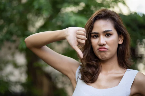 Mujer Frunciendo Ceño Dando Gesto Rechazando Pulgar Hacia Abajo — Foto de Stock