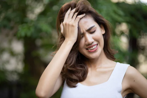 Wanita Sakit Kepala Demam Karena Stres Kelelahan Nyeri Migrain Konsep — Stok Foto
