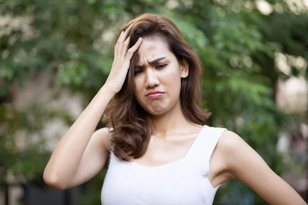 Mujer Enferma Que Tiene Dolor Cabeza Fiebre Debido Estrés Burnout — Foto de Stock