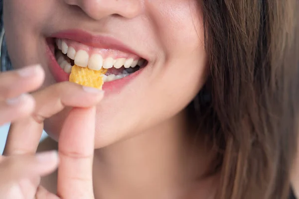 Kadın Ağzı Yiyen Patates Cipsi Kızarmış Patates Sağlıksız Gıda Yüksek Stok Fotoğraf