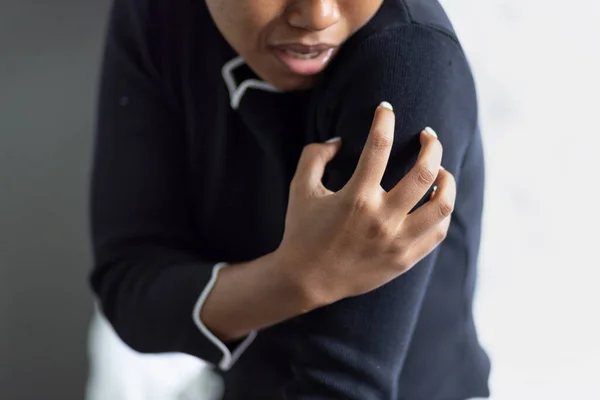 Zwarte Afrikaanse Vrouw Lijdt Aan Pijn Schoudergewrichten Schouderstijfheid Osteoporose Heeft — Stockfoto