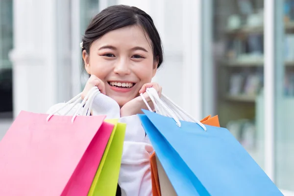 Heureuse Excitée Femme Shopping Dans Quartier Centre Commercial — Photo