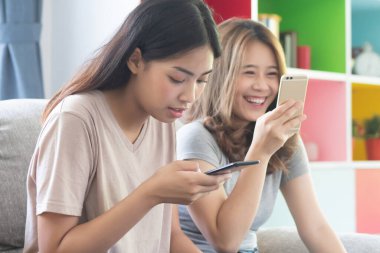 Mutlu kadın akıllı telefon ve iyi bağlantılarla iyi vakit geçiriyor.