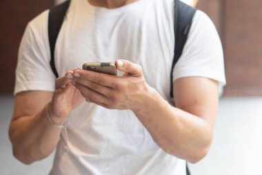 Gezgin adam akıllı telefon ile yakın plan çekim yapıyor.