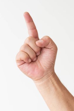 Yaşlı adam bir parmağını havaya kaldırdı.