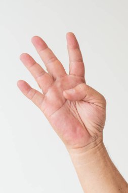 Yaşlı adamın eli dört parmağı havada.