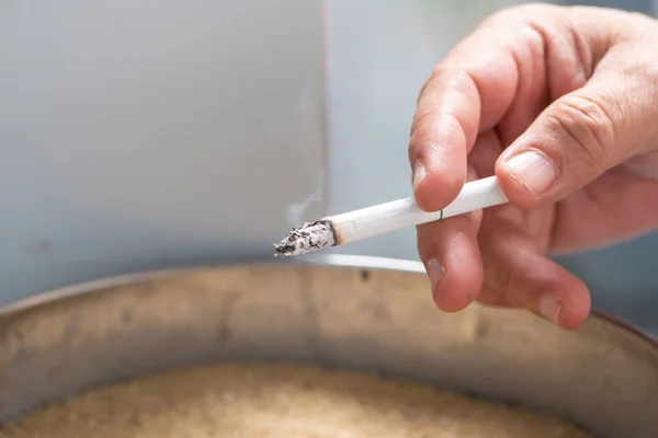 Tangan Perokok Merokok Dekat Asbak — Stok Foto