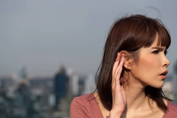 Γυναίκα Που Έχει Απώλεια Ακοής Πρόβλημα Ακοής — Φωτογραφία Αρχείου