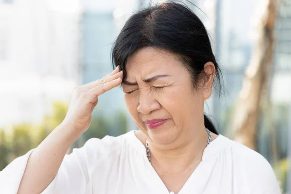 Estresante Deprimido Asiático Mayor Mujer Sufriendo Dolor Cabeza —  Fotos de Stock