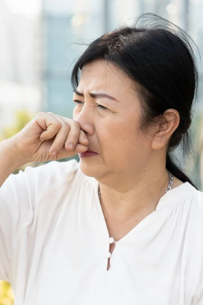 Mulher Idosa Alérgica Doente Com Corrimento Nasal Com Frio Gripe — Fotografia de Stock