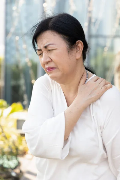 Starší Žena Trpí Bolestí Ramenních Kloubů Ztuhlostí Ramene Nebo Osteoporózou — Stock fotografie