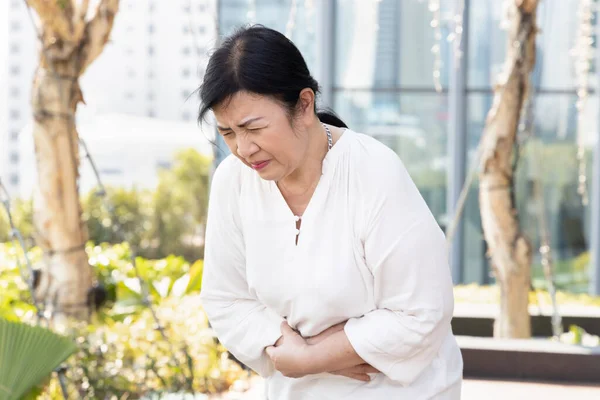Anciana Enferma Que Sufre Dolor Estómago Diarrea Estreñimiento Intoxicación Alimentaria — Foto de Stock