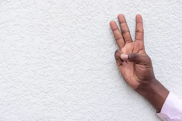 Czarny Afrykanin Ręka Wskazując Trzy Palce Górę — Zdjęcie stockowe