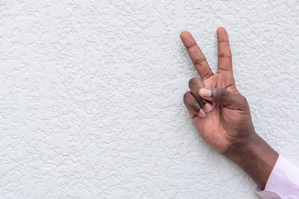 Czarny Afrykanin Ręka Wskazując Dwa Palce Górę Jako Znak Dla — Zdjęcie stockowe