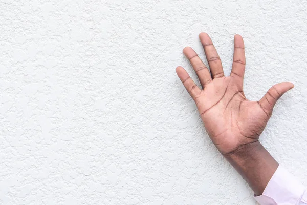 Czarny Afrykanin Ręka Wskazując Pięć Palców Górę — Zdjęcie stockowe