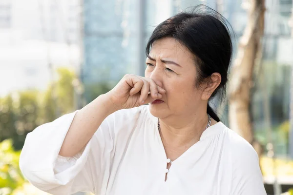 Alerjisi Olan Yaşlı Bir Kadının Soğuk Algınlığı Grip Alerjisi Var Stok Resim