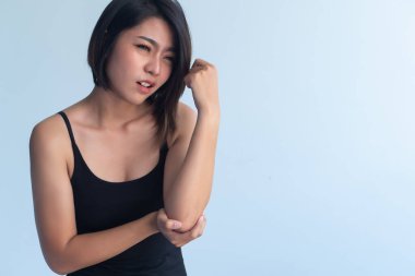 Dirsek eklem ağrısı semptomları, ofis sendromu veya tenis dirseği olan bir kadın.