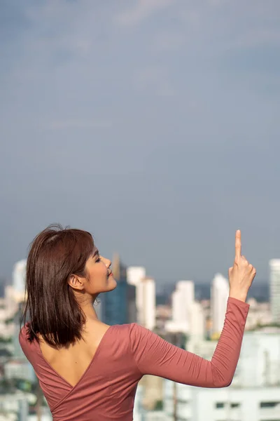 Aziatische Vrouw Wijzen Omhoog Stedelijke Omgeving — Stockfoto