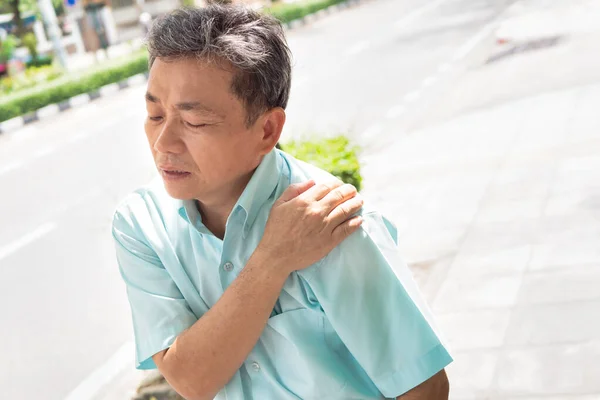 Vieil Homme Âgé Ayant Des Douleurs Épaule Syndrome Bureau — Photo