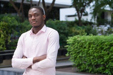 Kendinden emin ve mutlu Afrikalı iş adamı