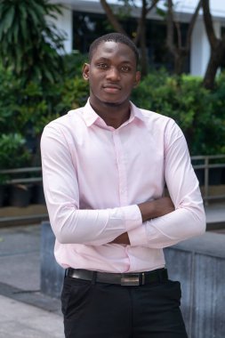 Kendinden emin ve mutlu Afrikalı iş adamı