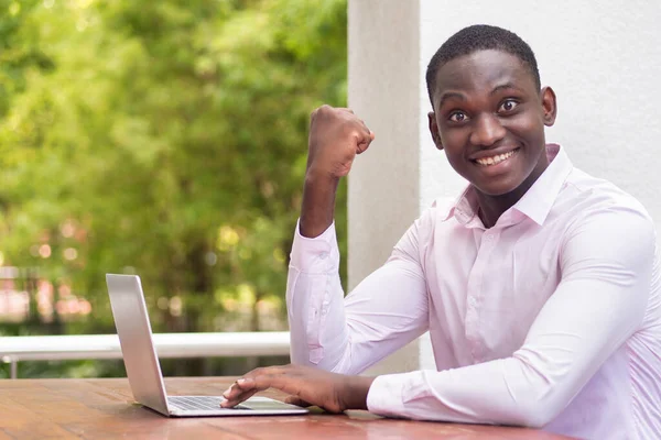 Счастливый Черный Африканский Бизнесмен Работает Успехом Продвижение Службе Повышение Зарплаты — стоковое фото