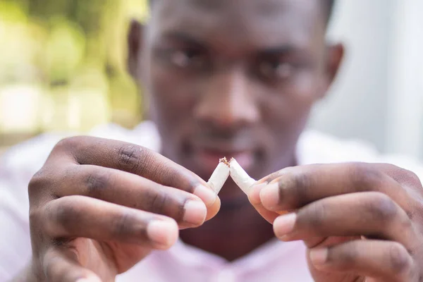 Toegewijde Zwarte Afrikaanse Man Probeert Stoppen Met Roken — Stockfoto