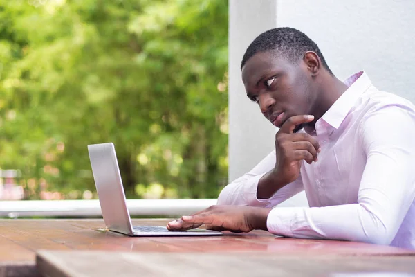 Stressz Komoly Fekete Afrikai Üzletember Gondolkodás Keményen Dolgozik Laptop Számítógép Stock Fotó
