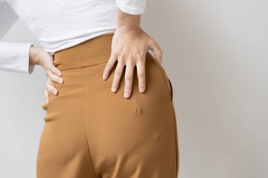 Kadının sırt ağrısı, bel fıtığı diski, omurga yerinden oynaması var.