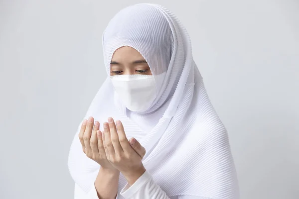 Religieuze Moslim Vrouw Verpleegster Witte Jurk Hoofddoek Bidden Tot God — Stockfoto