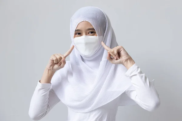 Mulher Muçulmana Vestido Branco Lenço Cabeça Apontando Para Máscara Facial — Fotografia de Stock