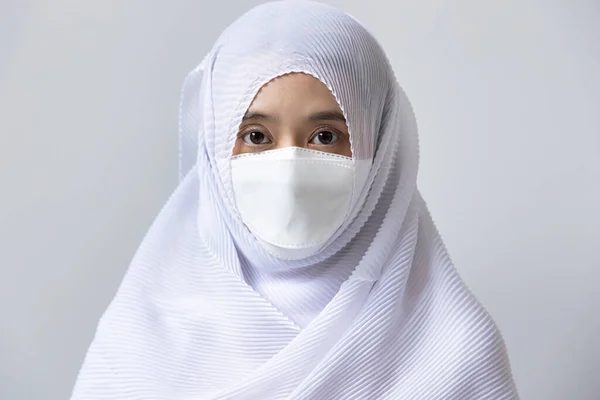 Muslimin Weißem Kleid Und Kopftuch Mit Gesichtsmaske — Stockfoto