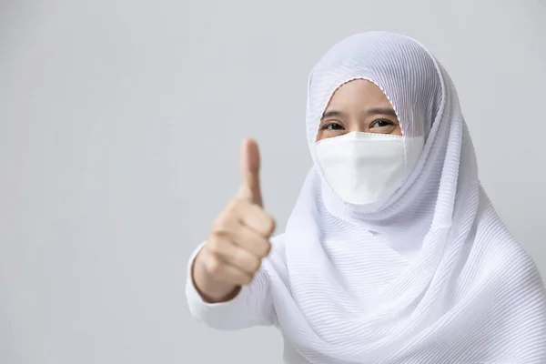 Muzułmanka Białej Sukience Chustce Wskazującej Kciuk Góry Noszenie Maski Twarz — Zdjęcie stockowe