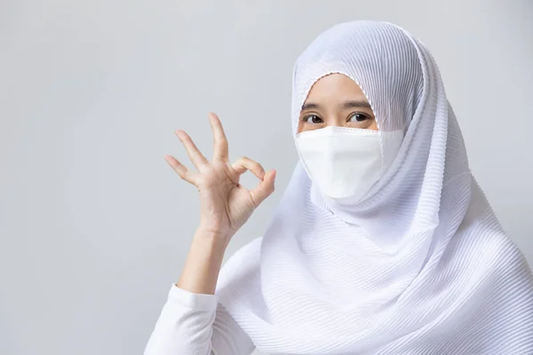 Muzułmanka Białej Sukience Chustce Wskazując Gest Dłoni Noszenie Maski Twarzy — Zdjęcie stockowe