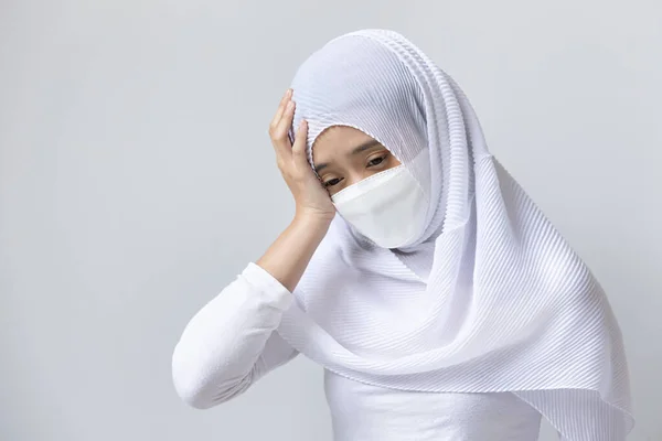 Zieke Moslim Youung Vrouw Met Gezicht Masker Met Hoofdpijn Koorts — Stockfoto