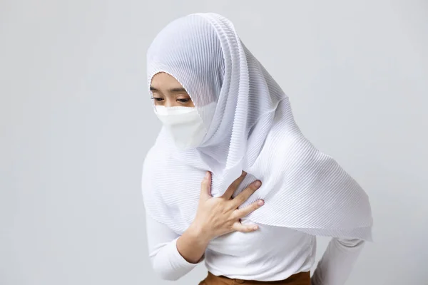 Doente Muçulmano Youung Mulher Com Máscara Facial Ter Falta Náuseas — Fotografia de Stock