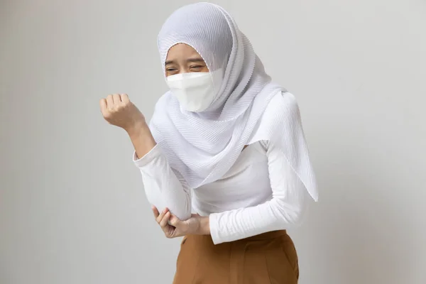 穆斯林妇女患有网球肘部综合征 肘部疼痛 — 图库照片