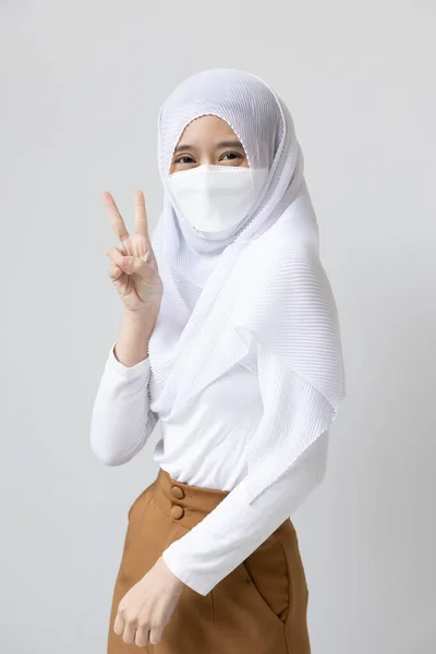 Muslimische Junge Frau Zeigt Geste Für Halal Impfung — Stockfoto