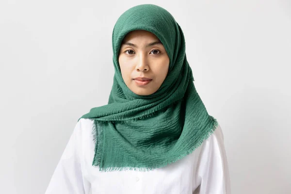 緑のヒジャーブのスカーフを持つアジア系ムスリム女性の肖像画 — ストック写真