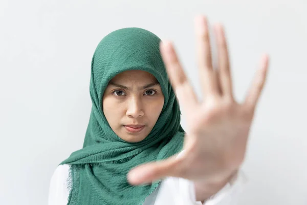 現代のイスラム教徒の女性は 手のジェスチャーを停止 アジアの憎悪を停止またはイスラム教徒の憎悪や包括性と多様性の概念を停止 — ストック写真