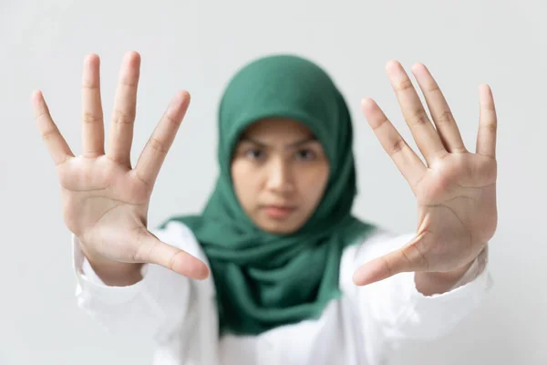 Mulher Muçulmana Moderna Com Gesto Mão Dupla Parada Parar Ódio — Fotografia de Stock
