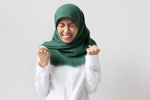 Sebevědomá Úspěšná Mladá Muslimka Radostně Usmívá — Stock fotografie