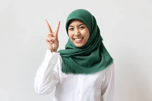 若いイスラム教徒の女性2本の指を指して 勝利や予防接種を受けた人の概念 — ストック写真