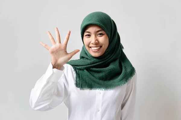 Jovem Muçulmana Apontando Cinco Dedos Para Levantar Conceito Pontos — Fotografia de Stock