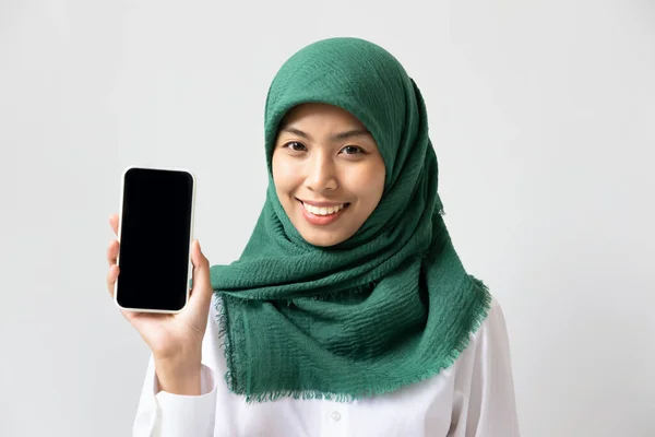 Glücklich Lächelnde Muslimin Zeigt Schwarzen Smartphone Bildschirm — Stockfoto