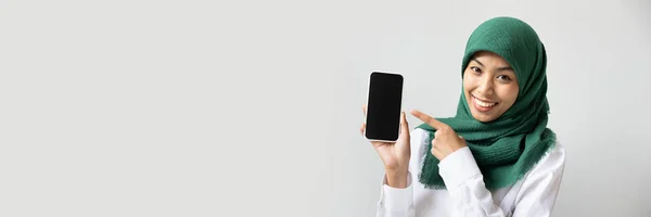 Feliz Sorrindo Mulher Muçulmana Apontando Para Tela Preta Smartphone — Fotografia de Stock