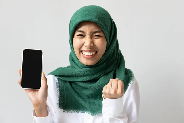 Aufgeregte Und Glückliche Muslimin Zeigt Schwarzen Smartphone Bildschirm — Stockfoto