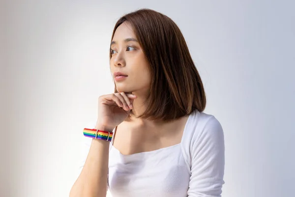 Seriöse Asiatische Lgbt Frau Trägt Lgbtq Regenbogenarmband Denkt Gay Pride — Stockfoto
