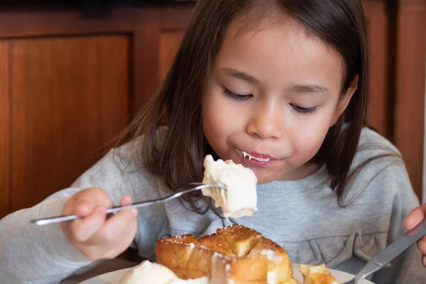 Aranyos Kislány Aki Desszertet Eszik Jégkrémmel Száján — Stock Fotó